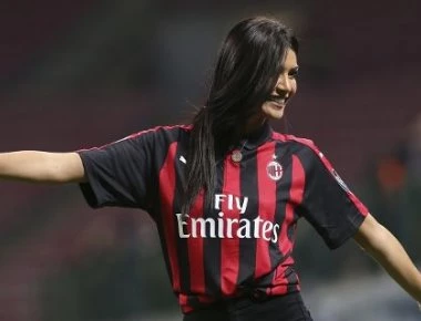 Η εντυπωσιακή οπαδός της Μίλαν... αναστάτωσε τους φιλάθλους μετά το ματς με τον Ολυμπιακό (φωτο)